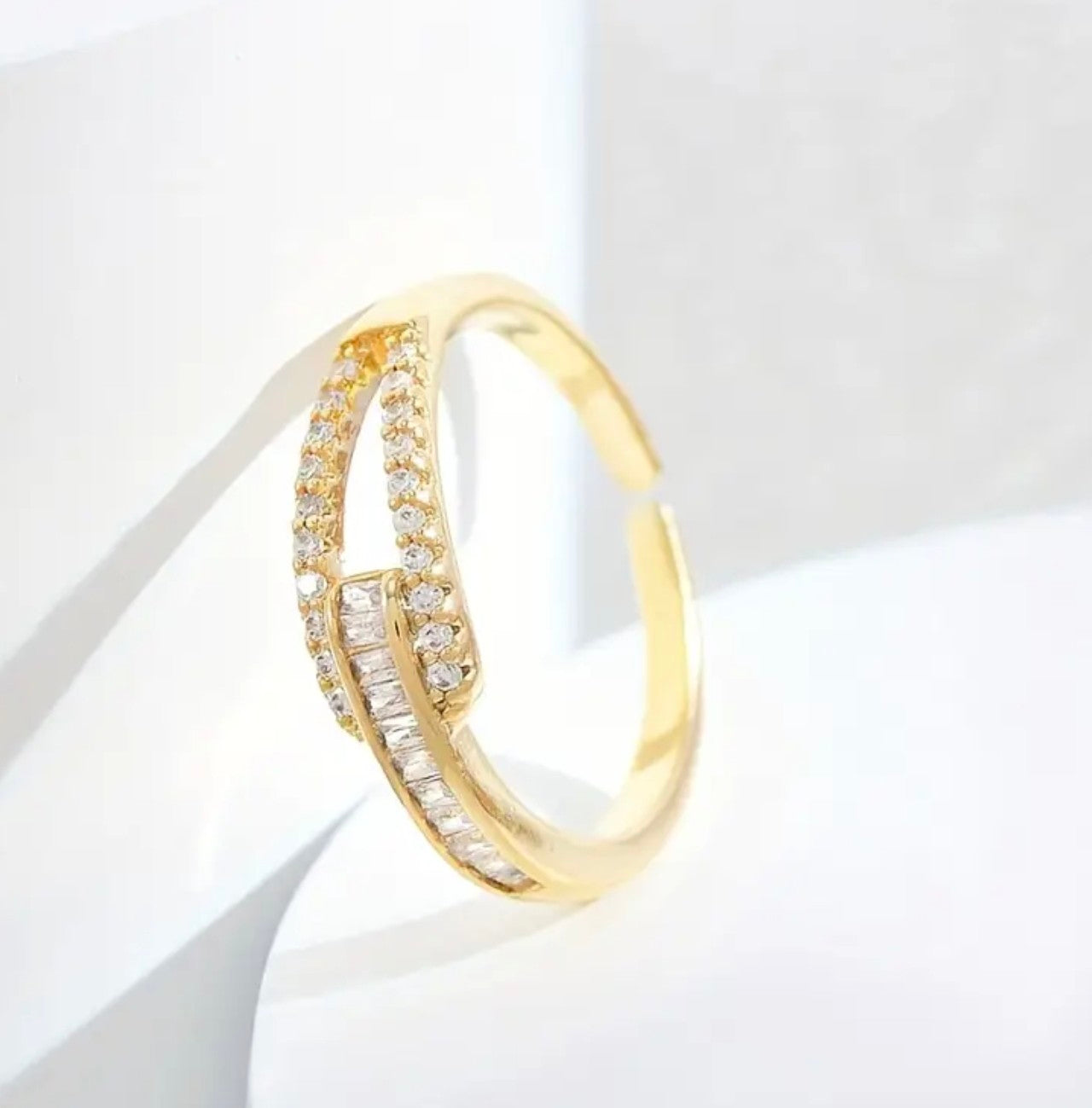 Златен дамски пръстен с регулируем размер. Обява номер обява номер 36