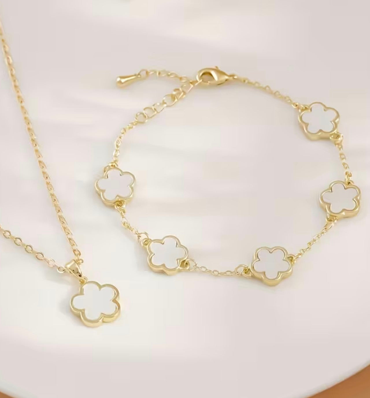 Златен дамски комплект гривна и колие детелинки обява комер 81