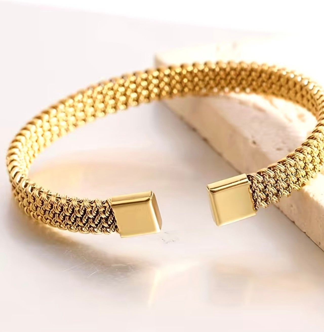 Масивна златна твърда гривна Обява номер 68