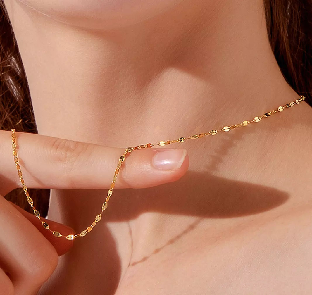 Нежно златно дамско ланче от медицинско злато