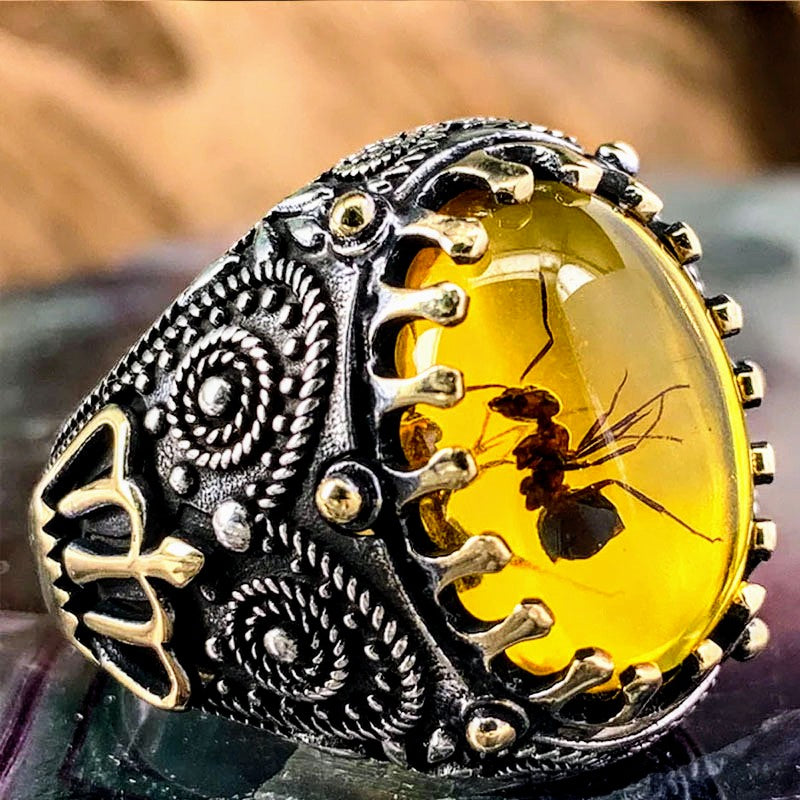 Кехлибарен пръстен с вградена истинска мравка