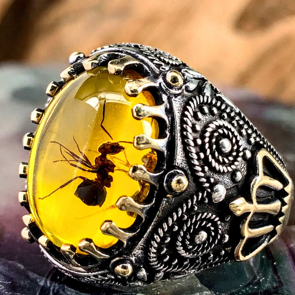 Кехлибарен пръстен с вградена истинска мравка