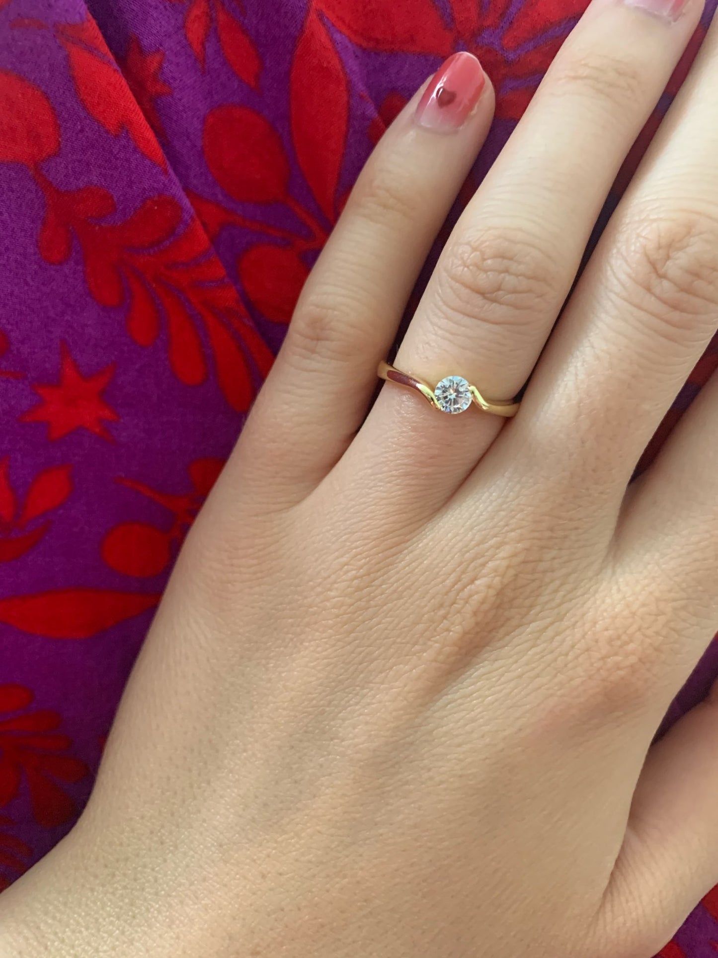 Златен дамски пръстен с цирконии