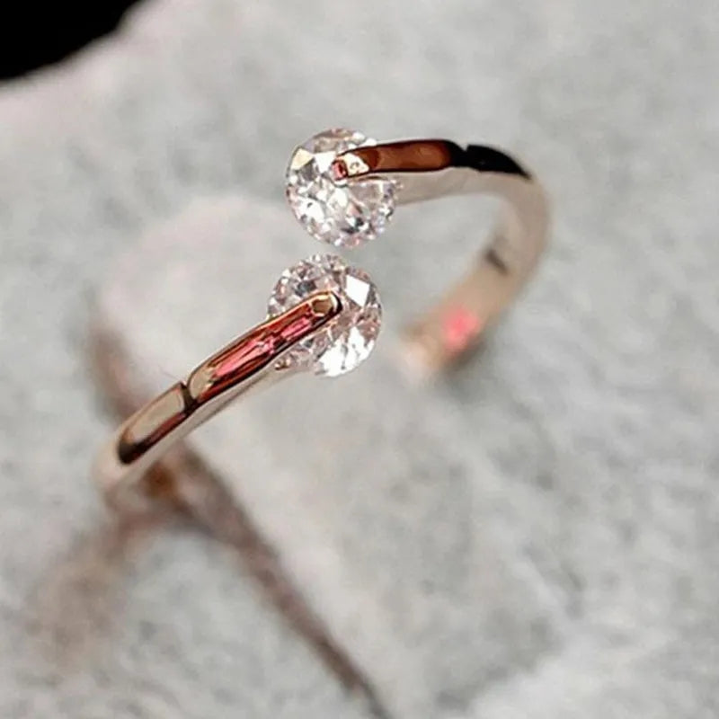 Златен дамски пръстен двоен камък