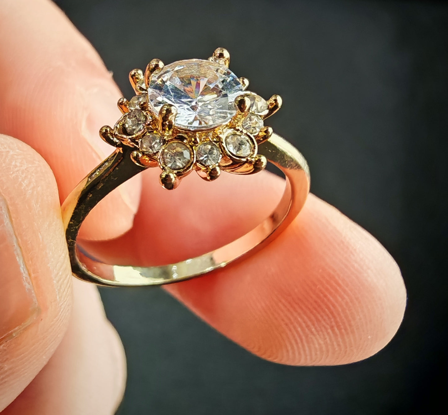 Златен дамски пръстен звезда