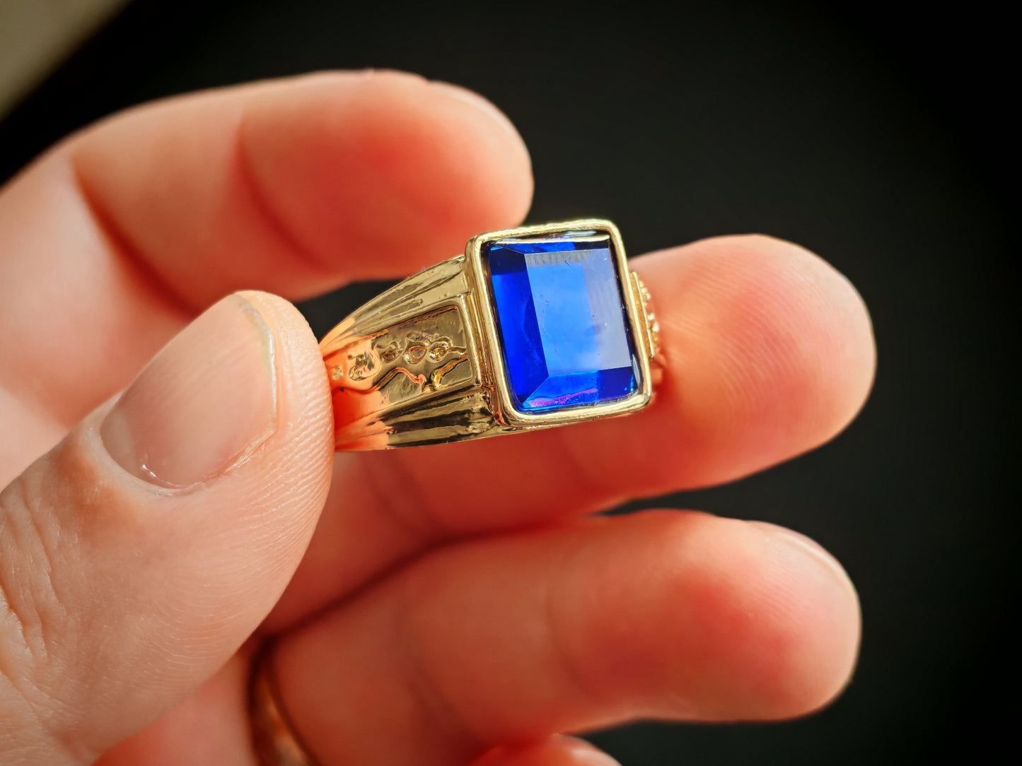 Мъжки златен пръстен със син сапфир