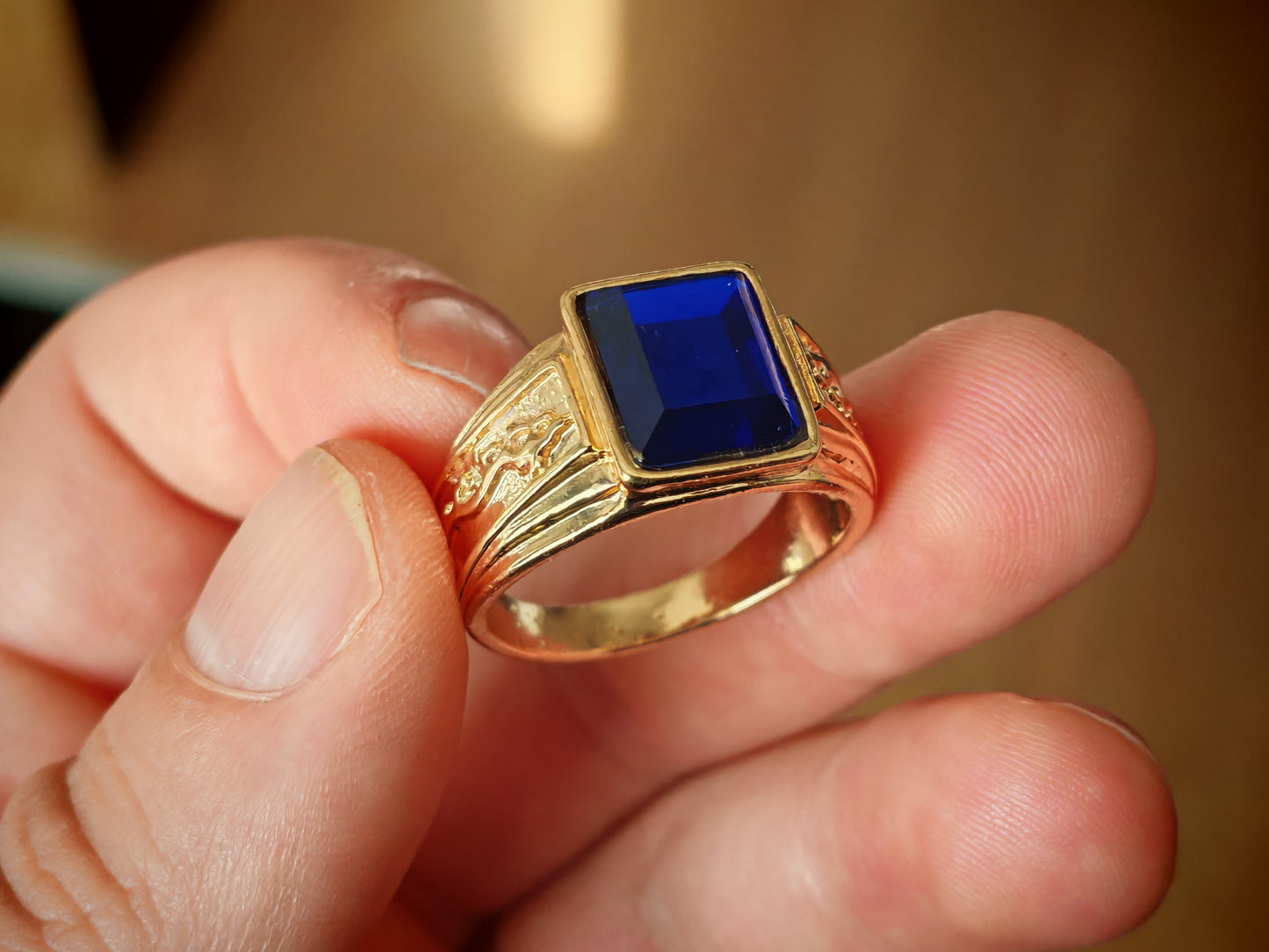 Мъжки златен пръстен със син сапфир