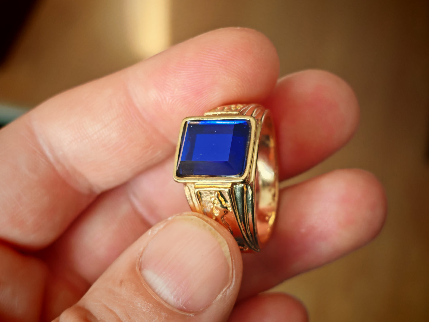 Мъжки златен пръстен със син сапфир