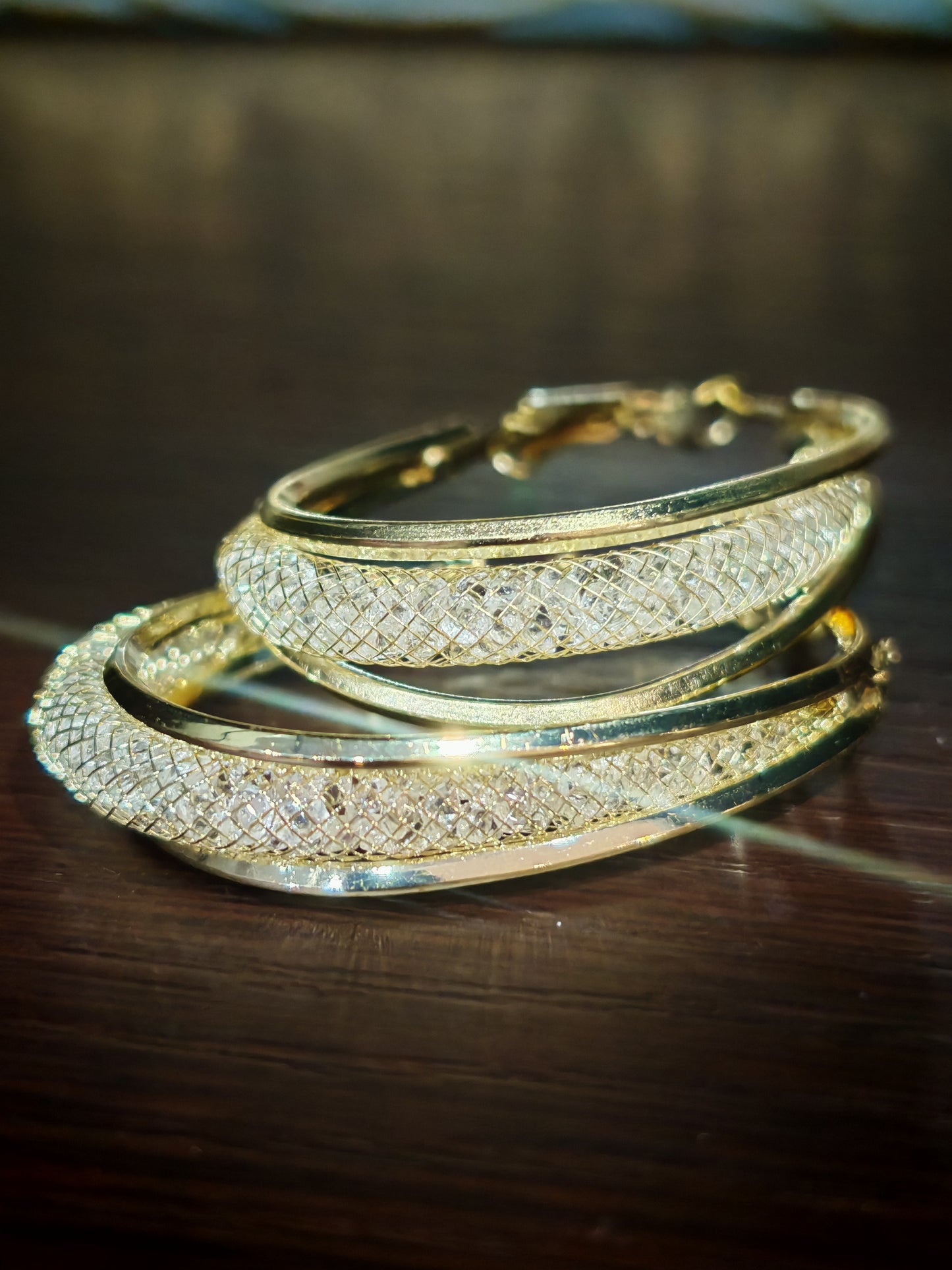 Елегантни обеци халки от медицинско злато с диамантен ефект – „Златна магия“