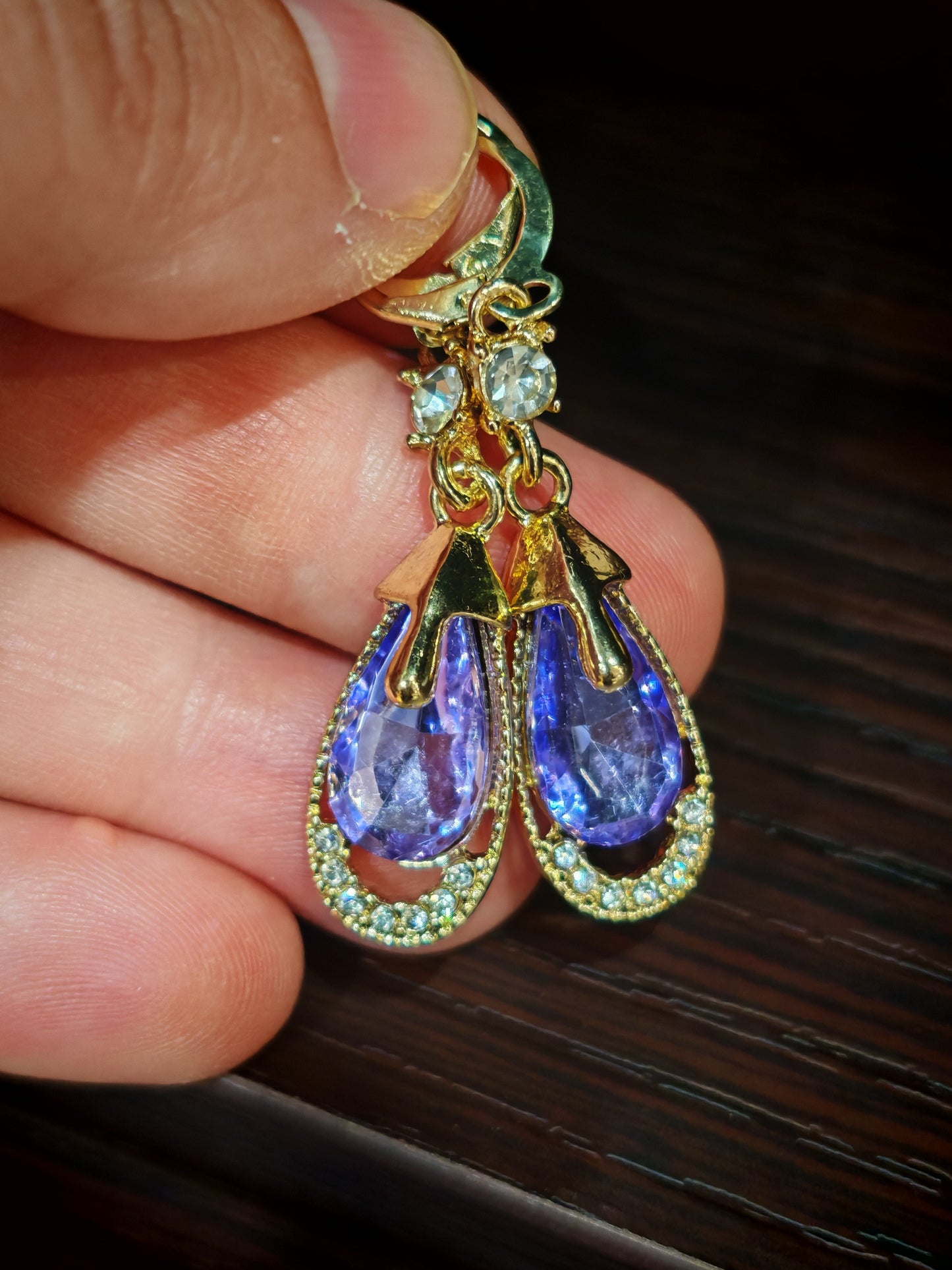 Луксозни дамски обеци от медицинско злато с лилав кристал – „Кралица на нощта“