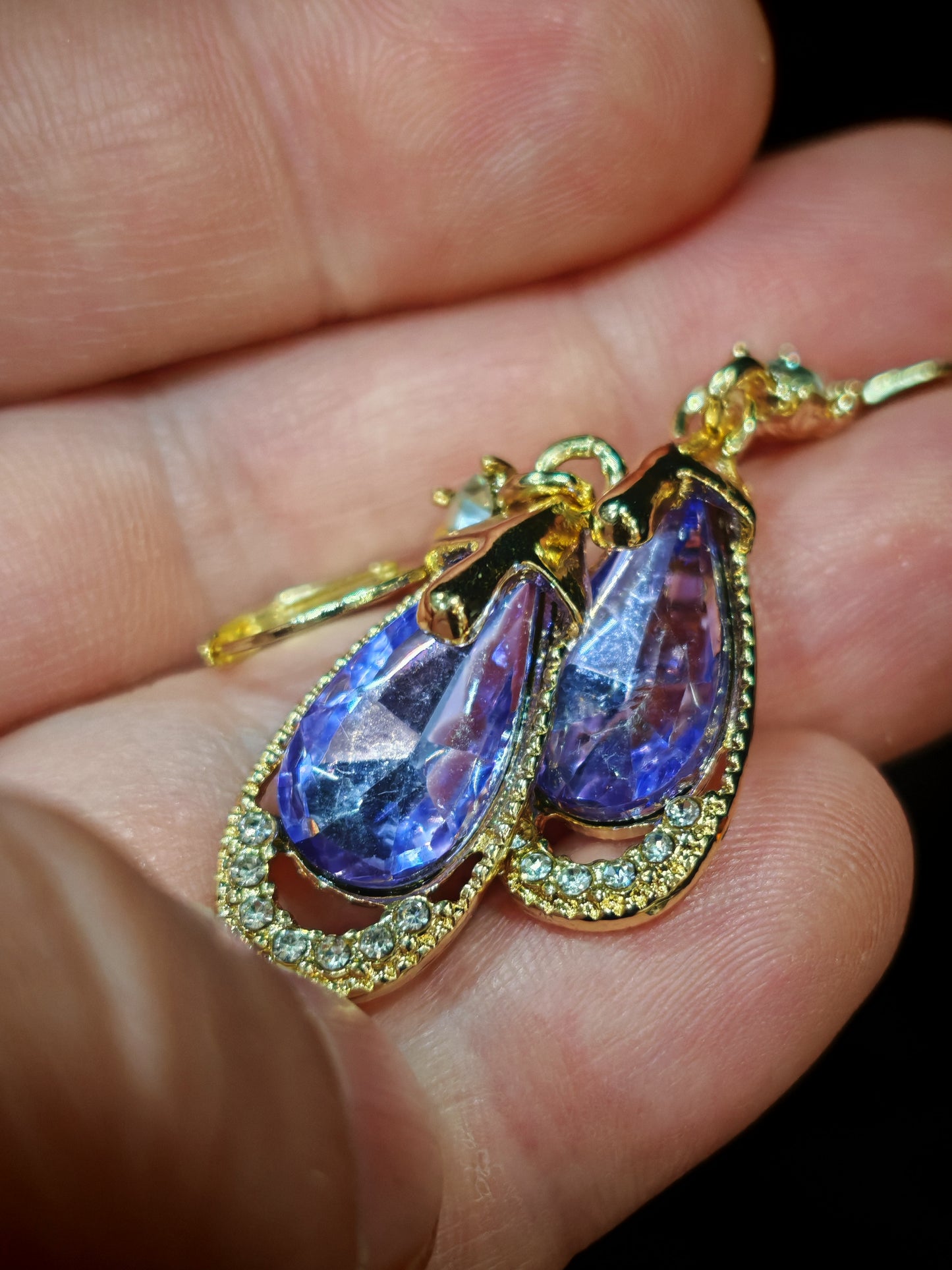 Луксозни дамски обеци от медицинско злато с лилав кристал – „Кралица на нощта“