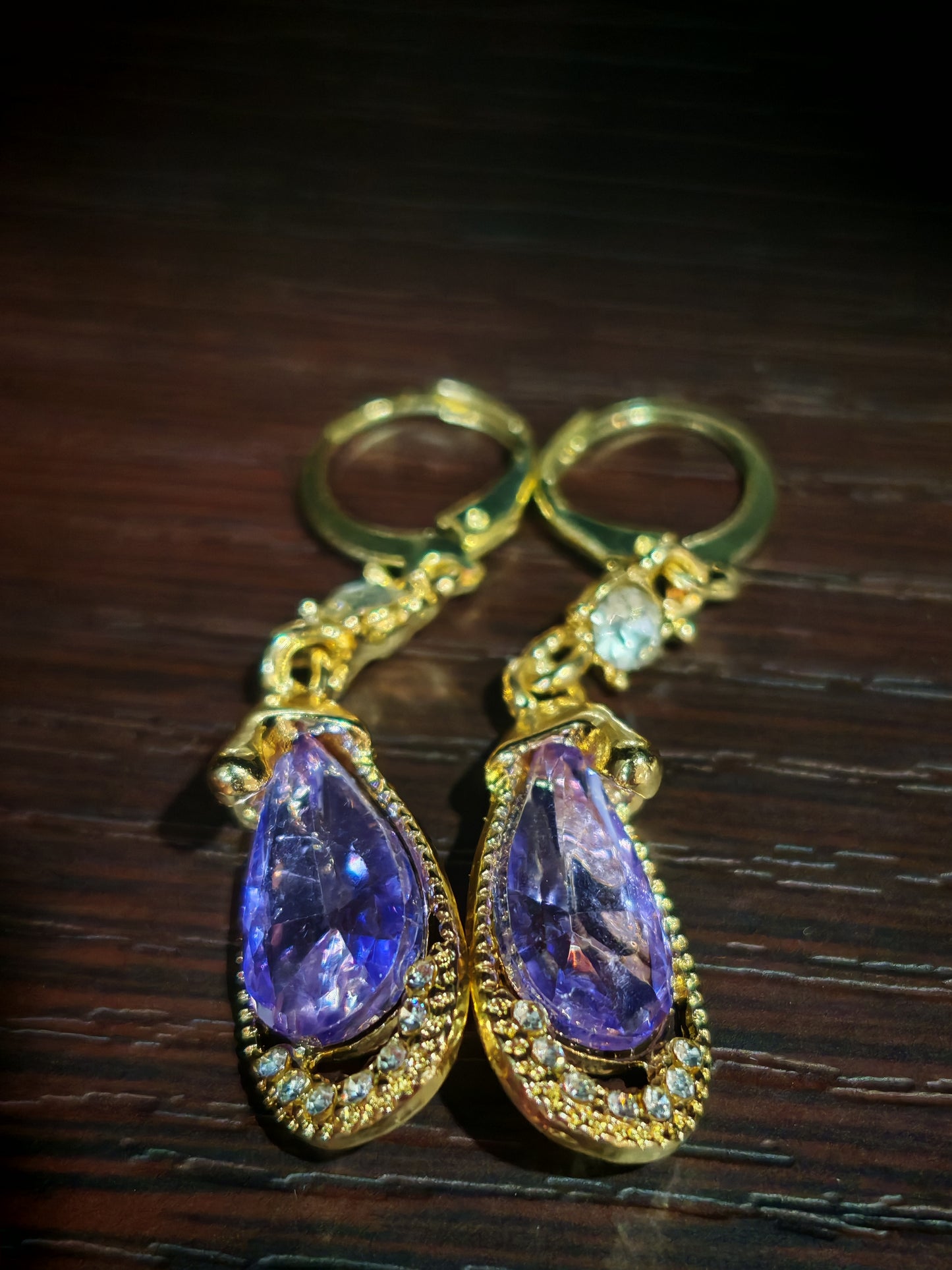 Луксозни дамски обеци от медицинско злато с лилав кристал – „Кралица на нощта“