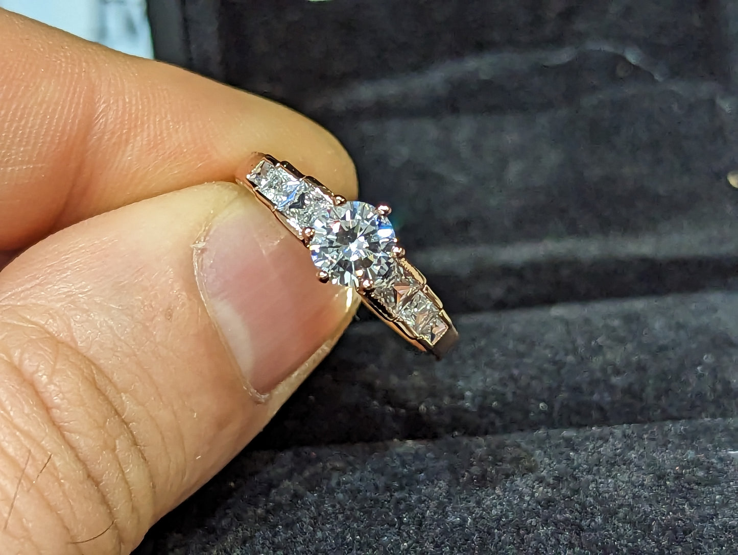 Златен дамски пръстен с цирконии