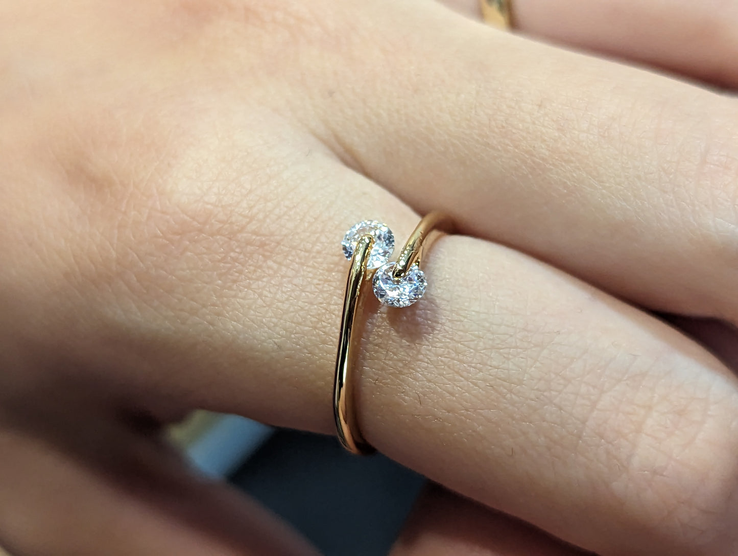 Златен дамски пръстен двоен камък