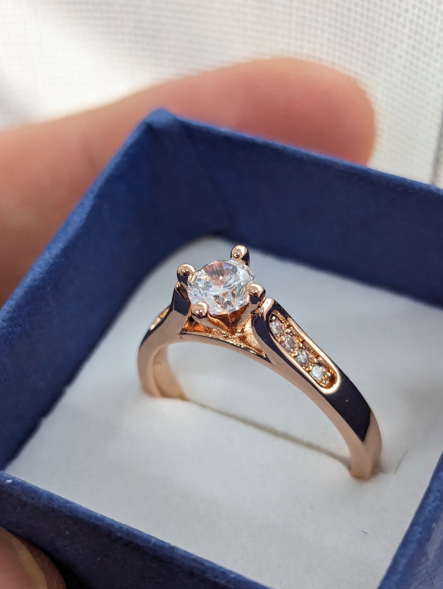 Златен дамски пръстен с множество цирконии