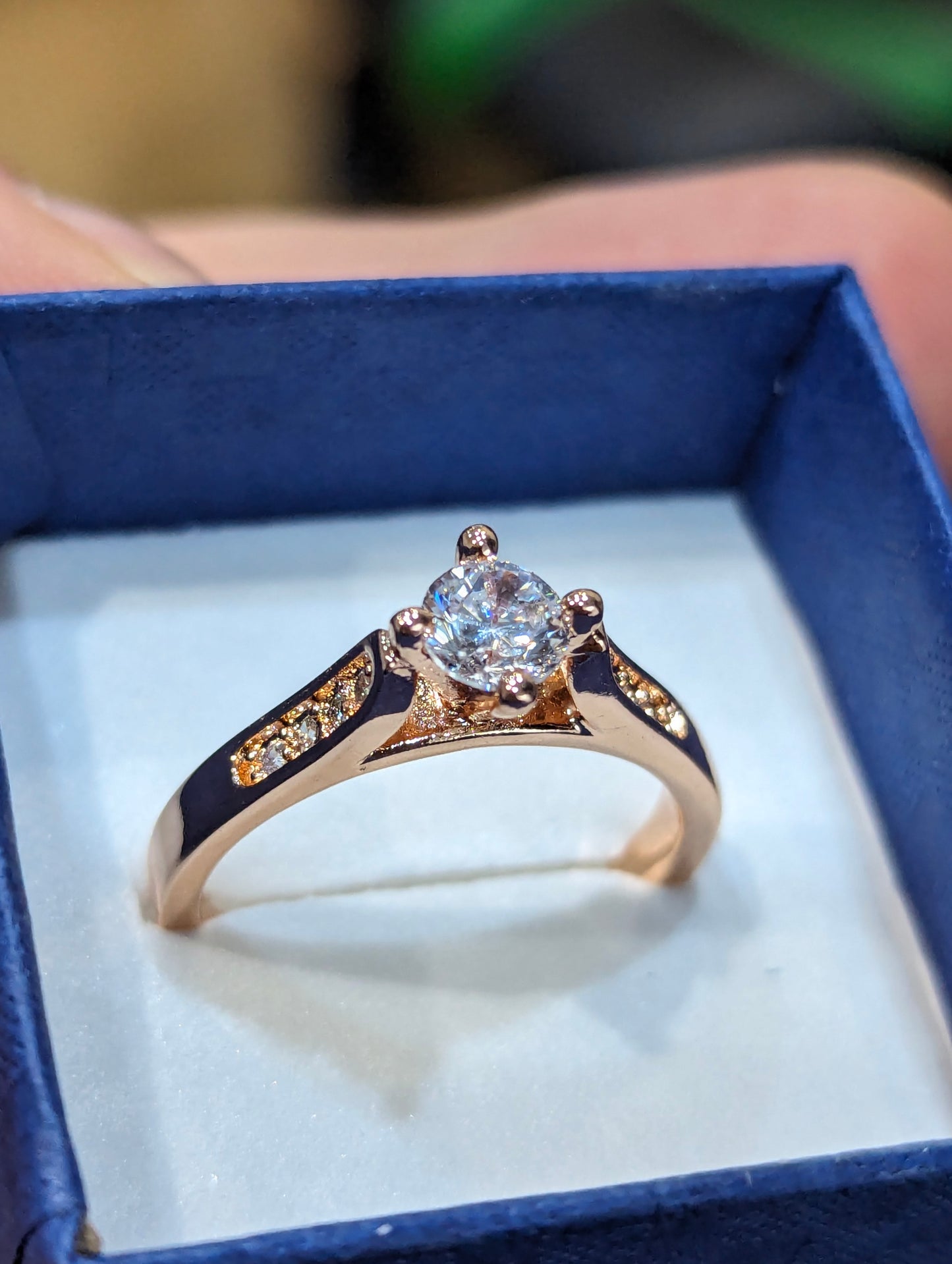 Златен дамски пръстен с множество цирконии