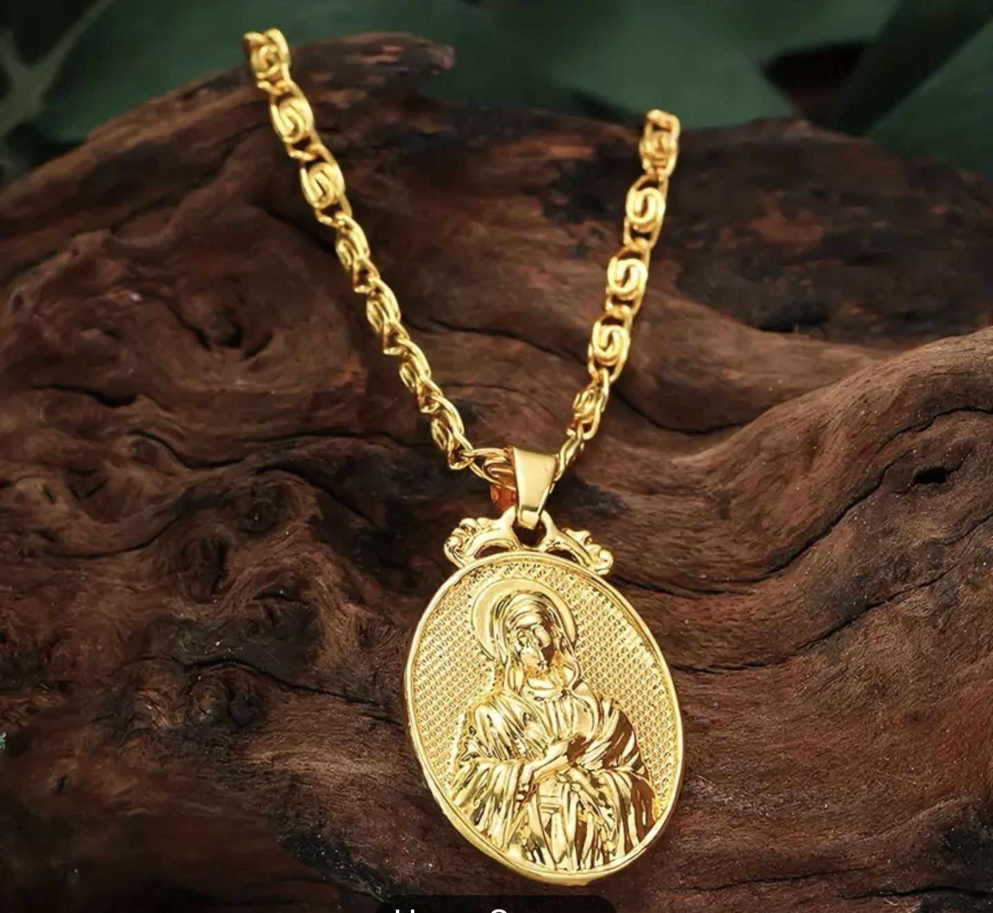 Златен ланец с висулка Дева Мария.