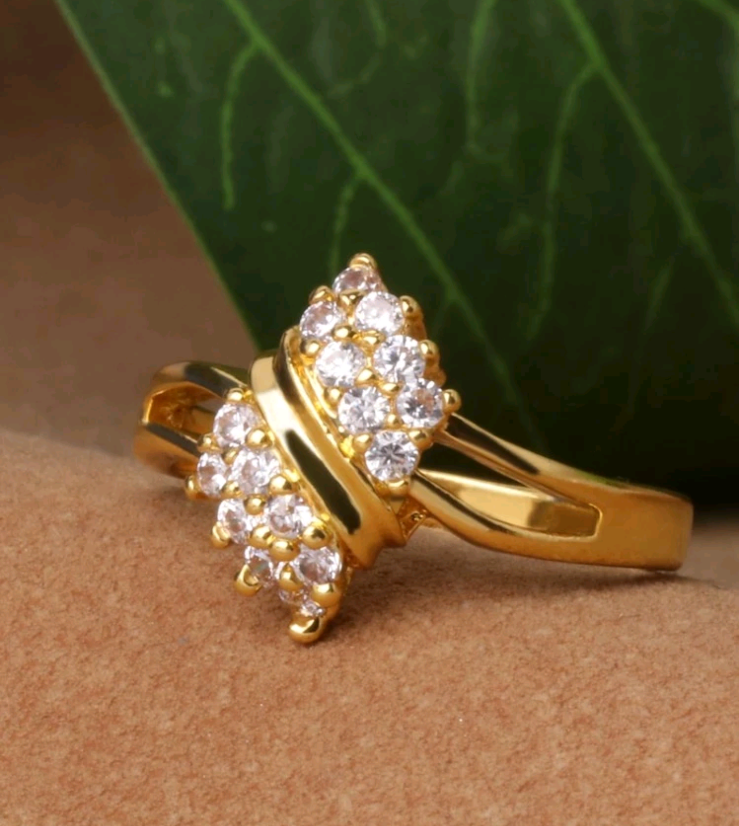 Масивен златен дамски пръстен с циркони