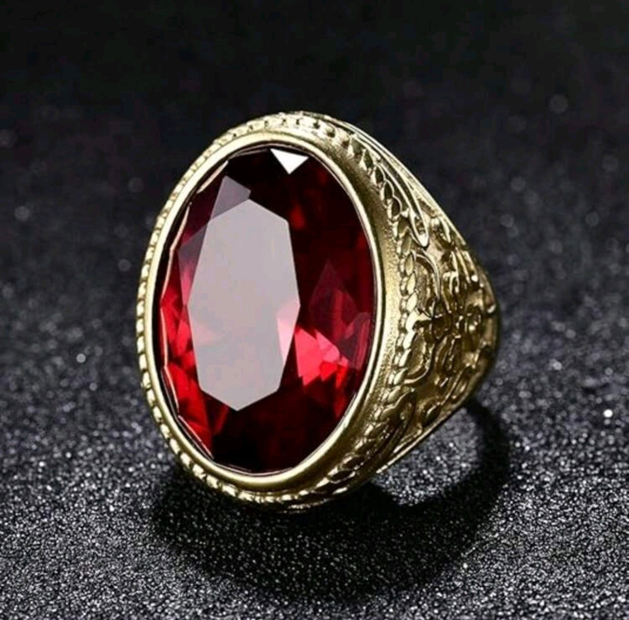 Златен пръстен с червен рубин изработен от медицинско злато. Обява номер 23
