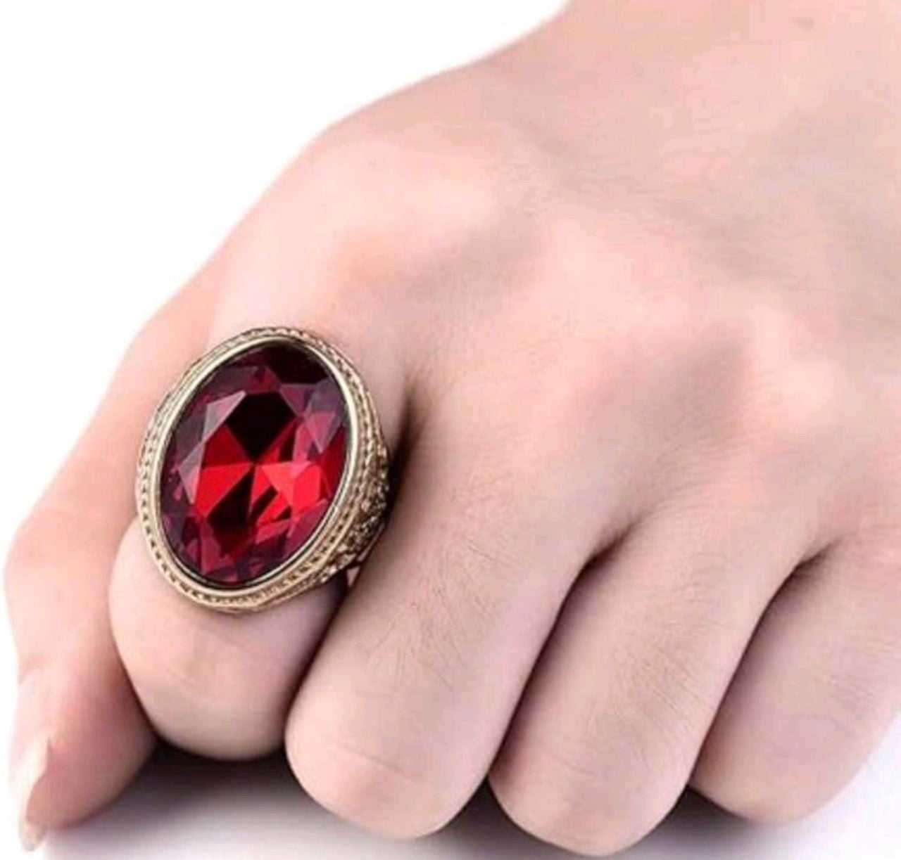 Златен пръстен с червен рубин изработен от медицинско злато. Обява номер 23