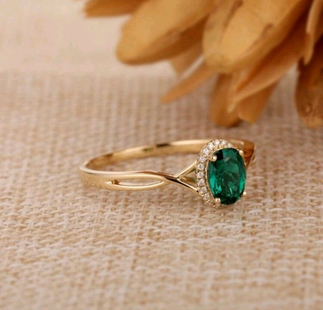 Златен дамски пръстен с зелен смарагд. Обява номер 60