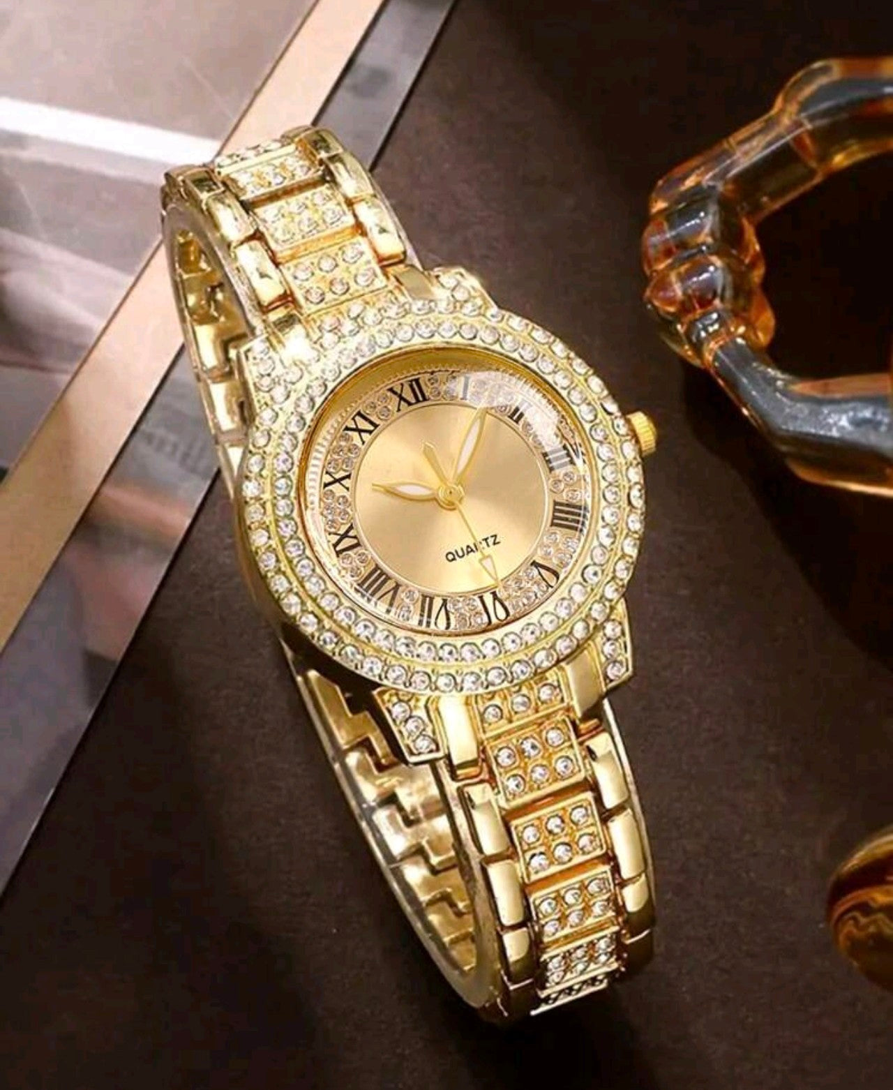 Позлатен дамски часовник с множество цирконии. Обява номер 34