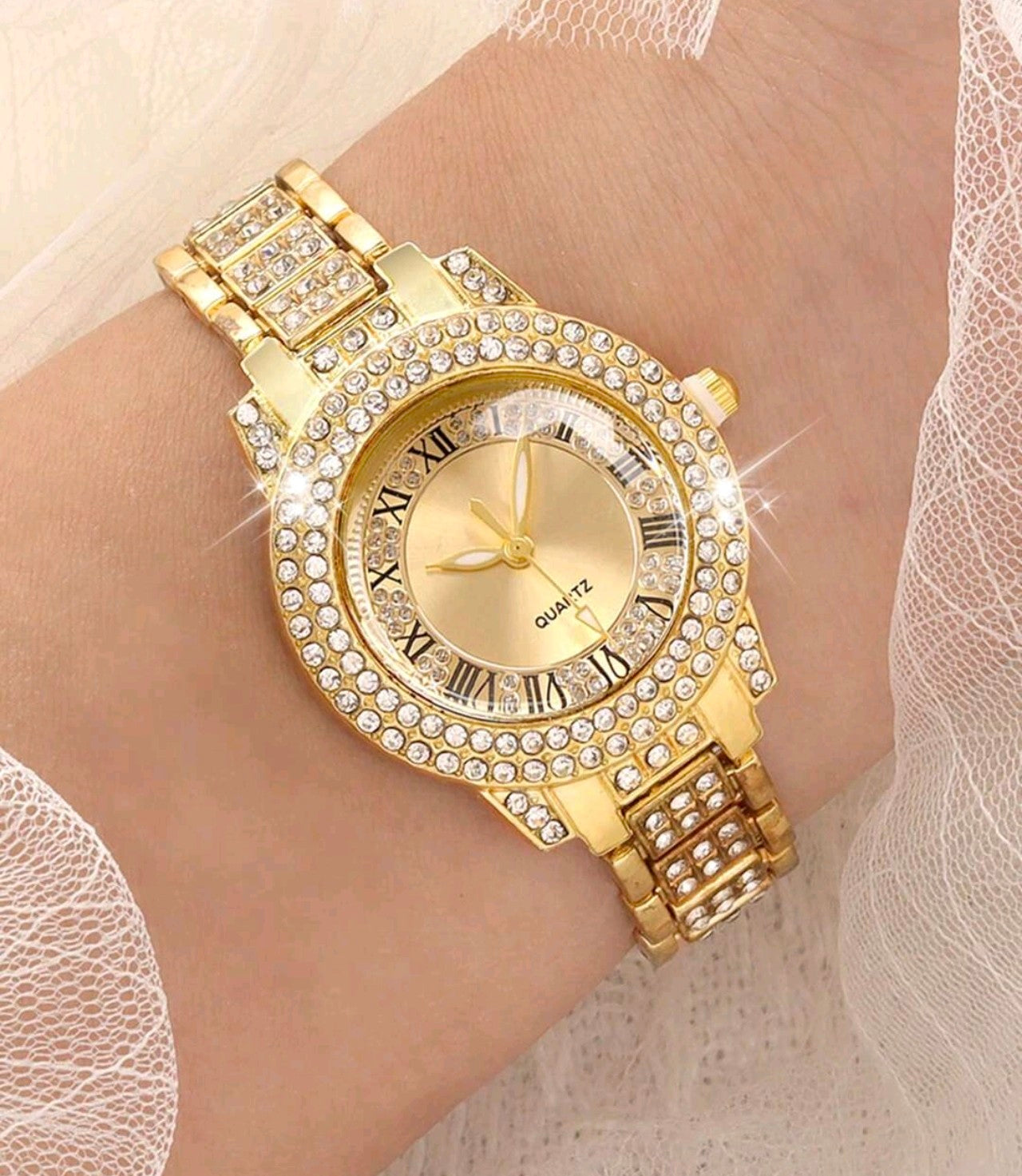 Позлатен дамски часовник с множество цирконии. Обява номер 34