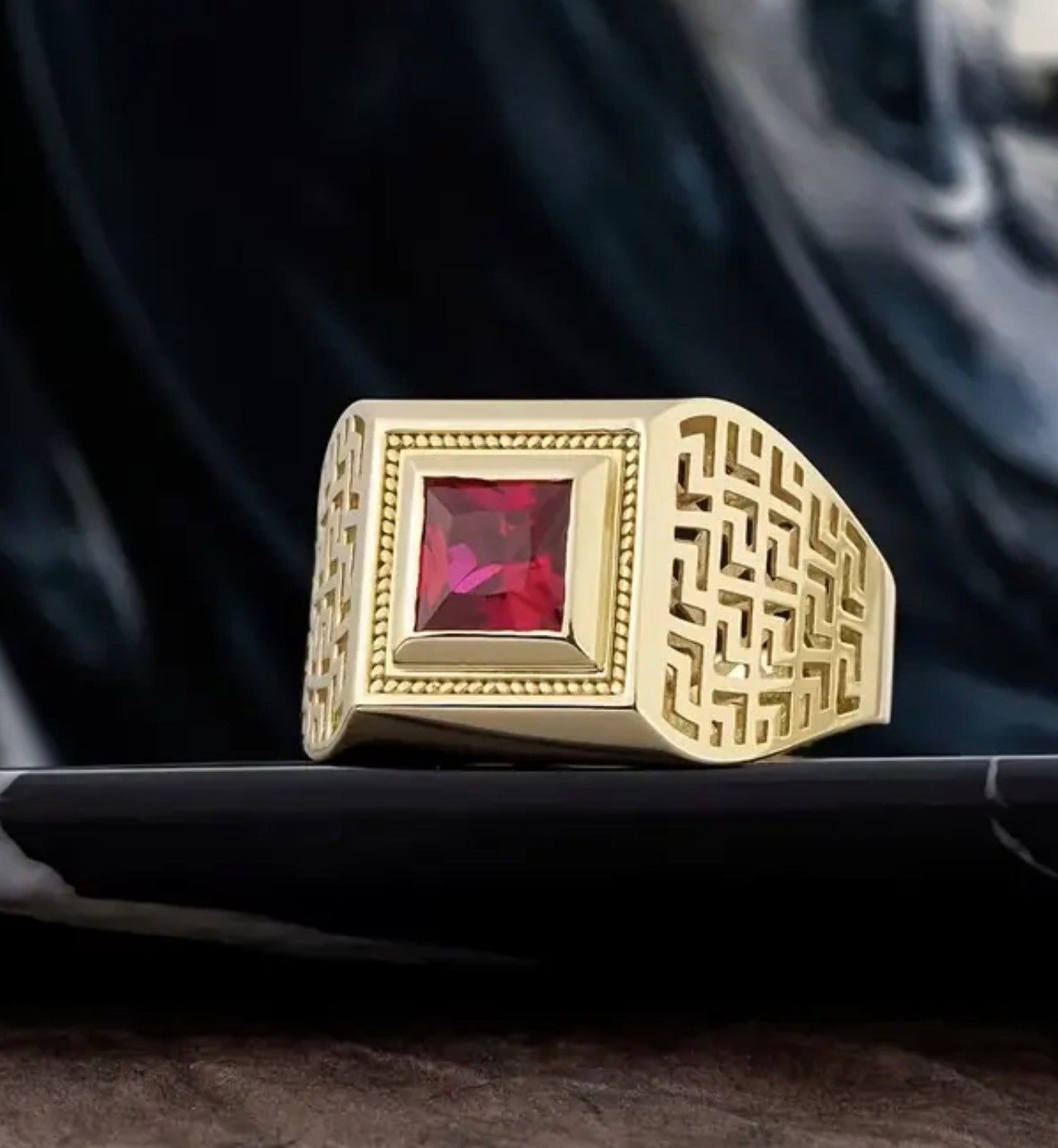 Златен мъжки пръстен с черен рубин. Обява номер 50