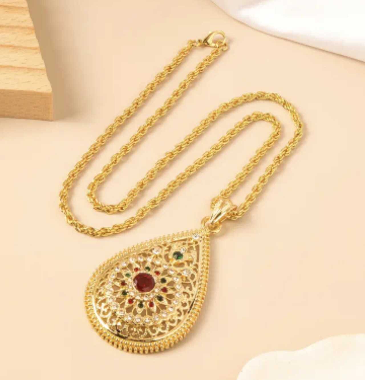 Луксозен медальон "Кралска сълза"