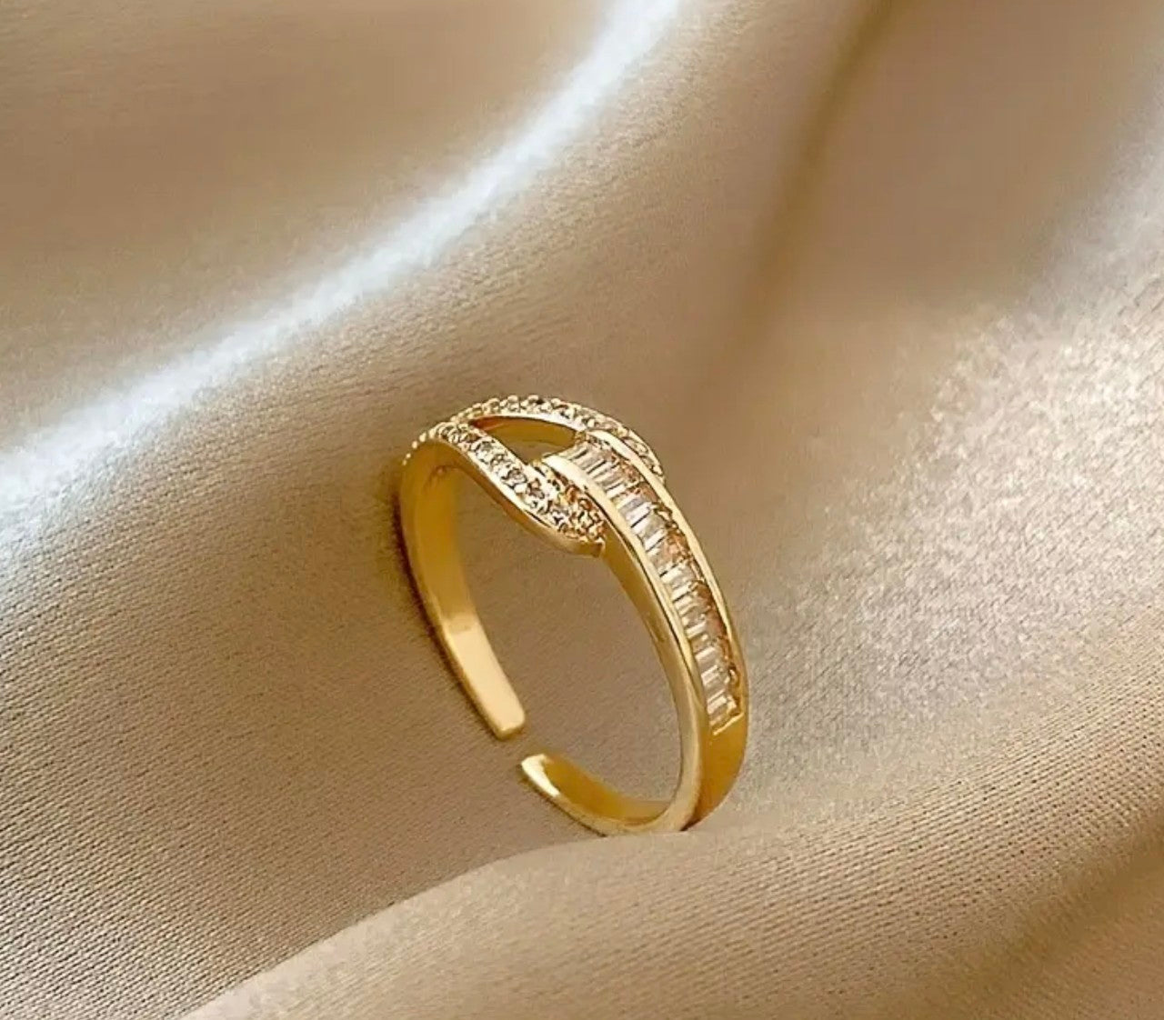 Златен дамски пръстен с регулируем размер. Обява номер обява номер 36