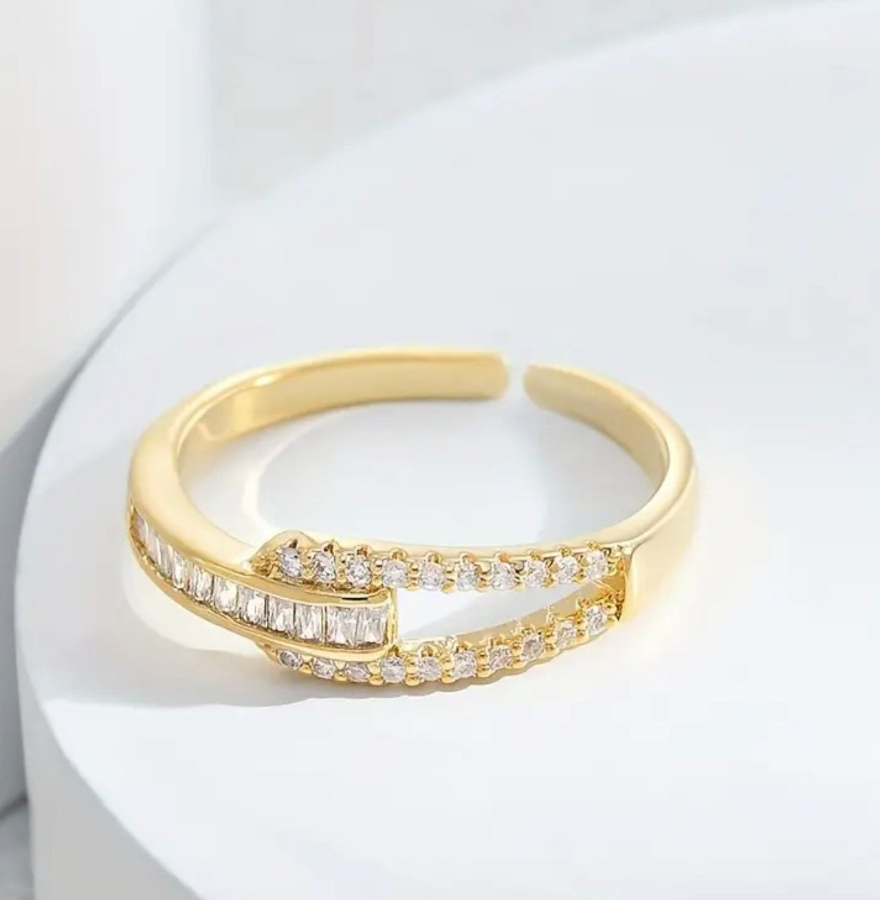 Златен дамски пръстен с регулируем размер. Обява номер обява номер 36