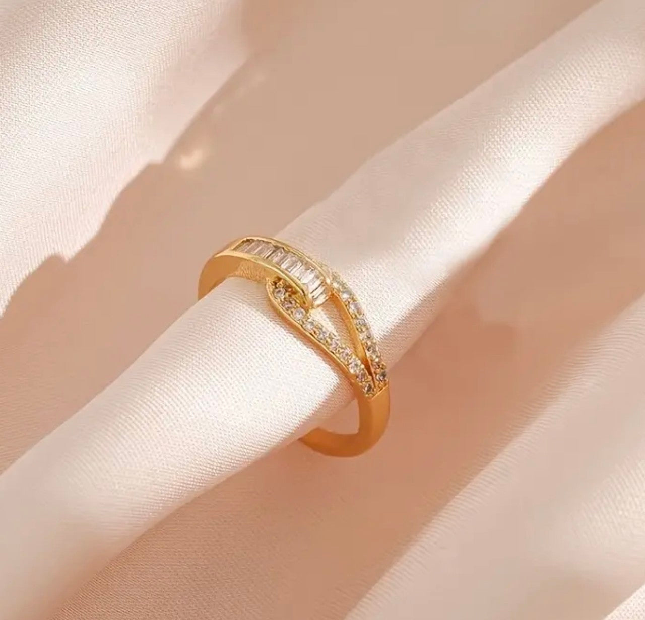 Златен дамски пръстен с регулируем размер. Обява номер обява номер 36