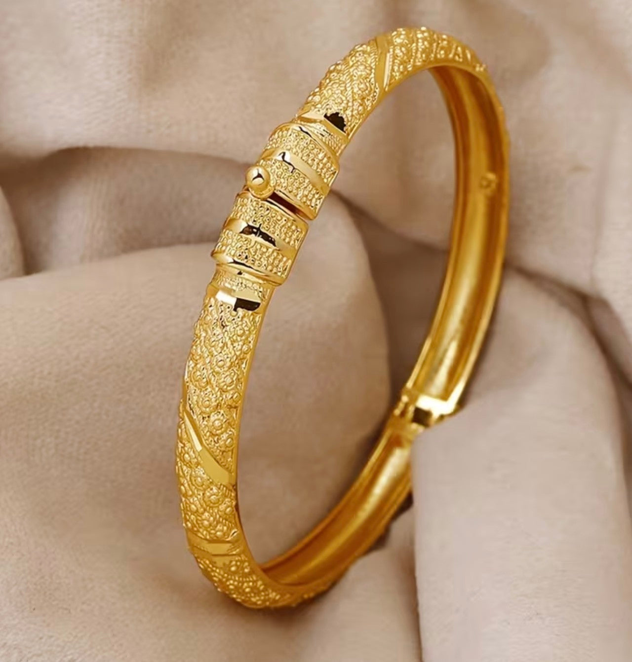 Златна дамска твърда гривна топ качество! Обява номер 188