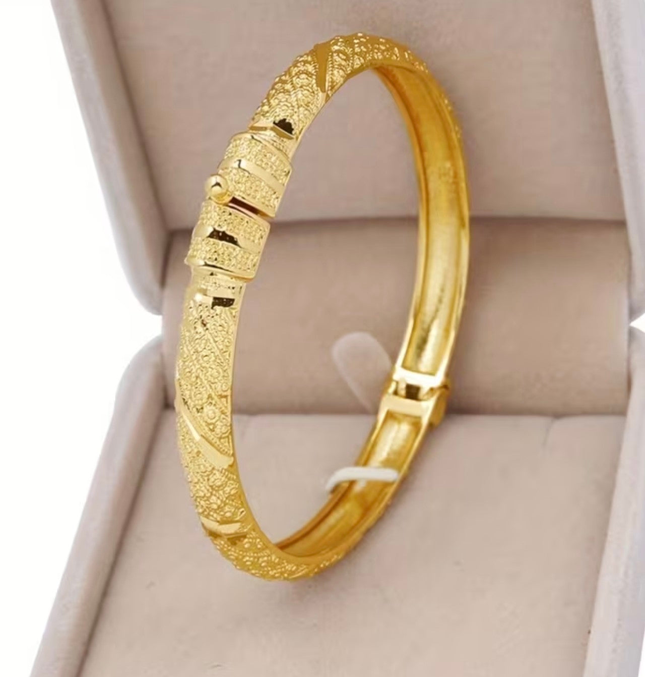 Златна дамска твърда гривна топ качество! Обява номер 188