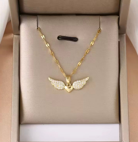 Златно дамско колие сърчице с крила обява номер 78