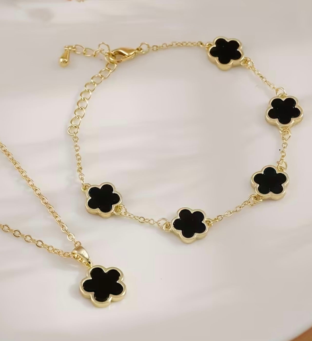 Златен дамски комплект гривна и колие детелинки обява комер 81