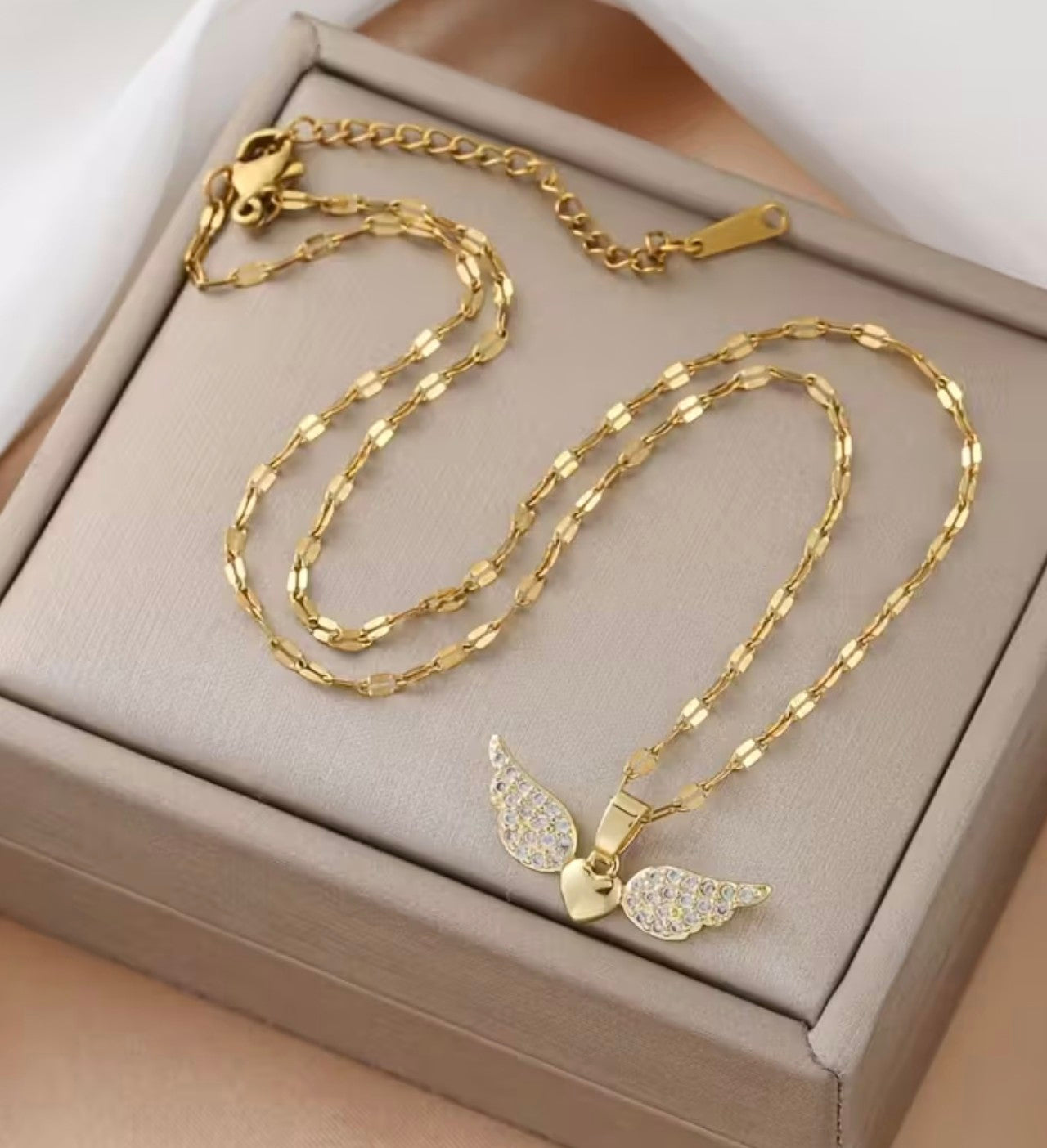 Златно дамско колие сърчице с крила обява номер 78