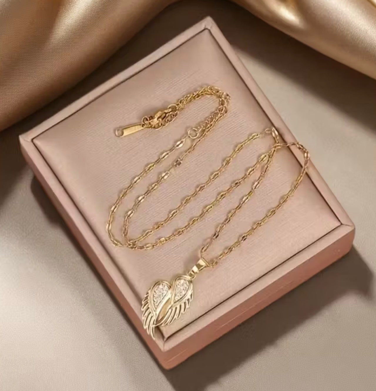 Златно дамско колие ангелски крила