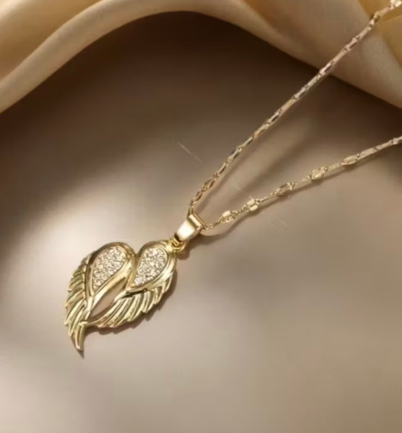 Златно дамско колие ангелски крила