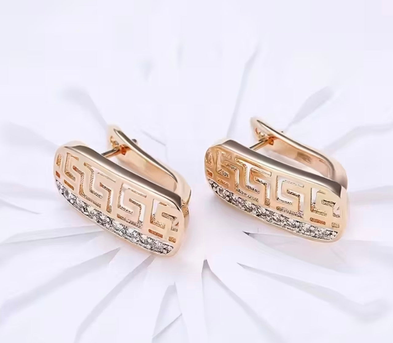 Златни дамски обеци гръцка шарка