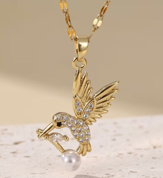 Златно дамско колие с висулка птичка и перла. Обява номер 83